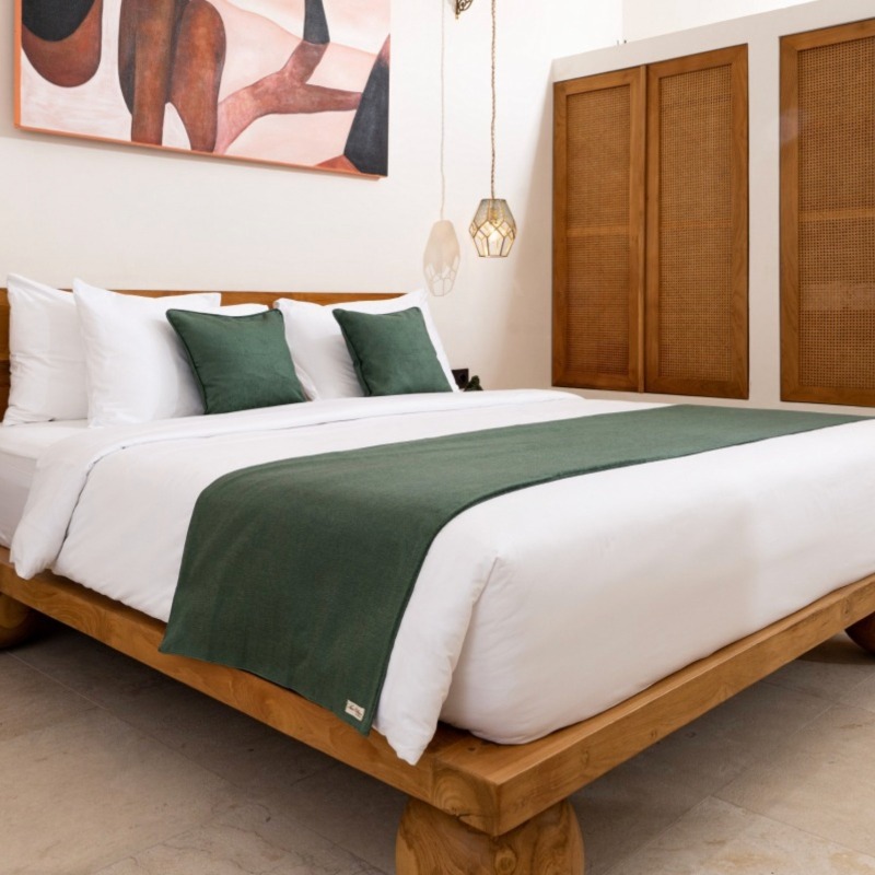 Kamar Terasa Lebih Hidup dengan Sentuhan Cushion Runner Polyester Verona Forest
