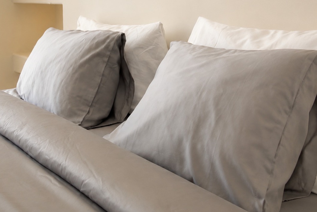 Sarung Bantal Katun vs Satin: Mana yang Lebih Baik untuk Kulit Wajah dan Kesehatan Rambut?